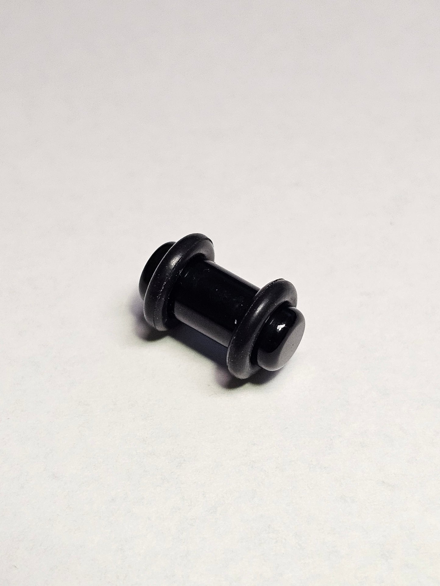 Black round plug 4mm