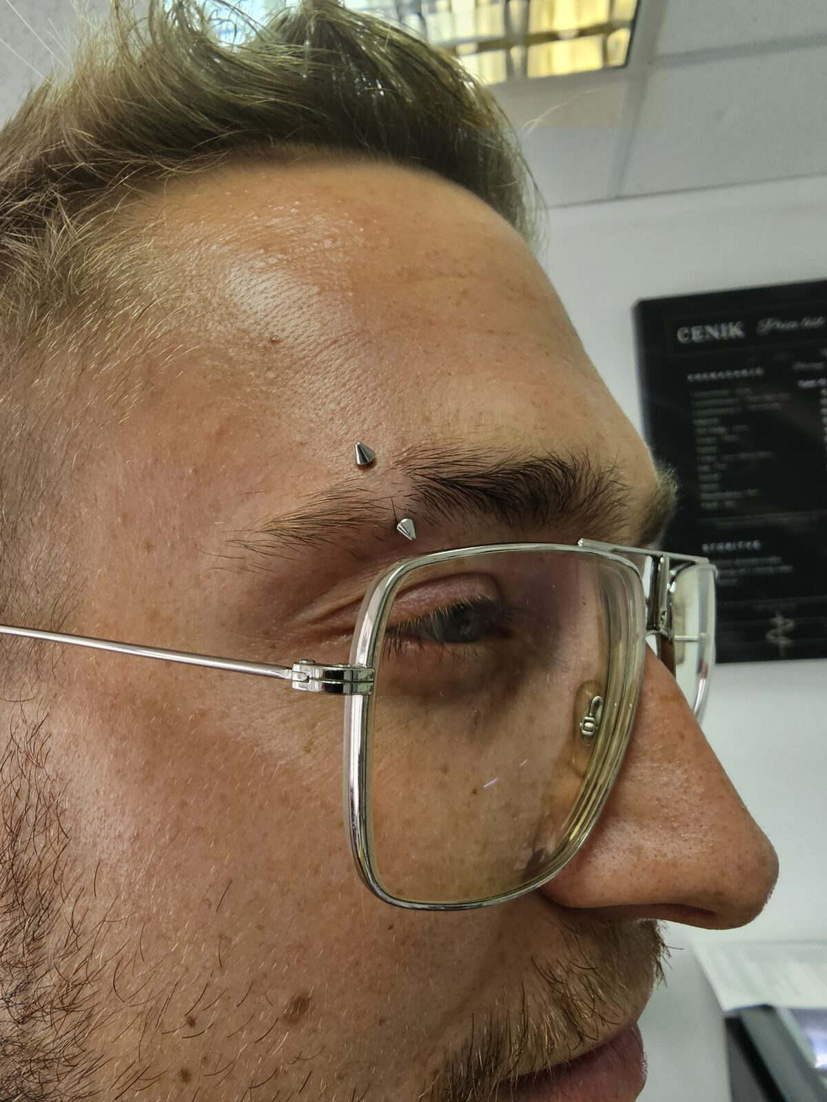 Piercing na obrvi